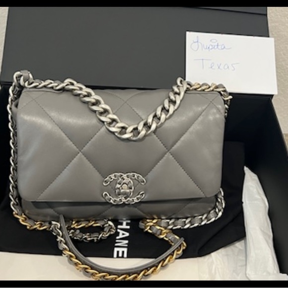 Chanel 19 small in light gray - Picture 4 of 10
